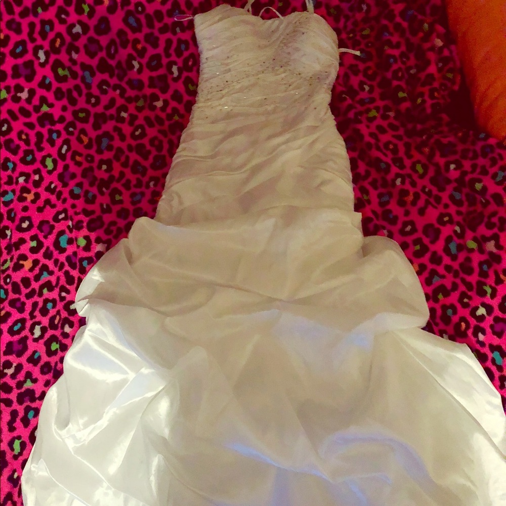 Selling a mermaid style wedding gown needs to go